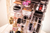 Carrinho gaveteiro organizador de maquiagem Coleção Specchio em acrílico branco e espelho tO.u - loja online