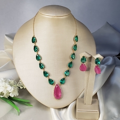 Conjunto dourado com gotas cristais verdes e pingente fusion rosa cravejado de zircônias cristais