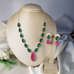 Conjunto dourado com gotas cristais verdes e pingente fusion rosa cravejado de zircônias cristais - comprar online