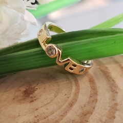 Anel dourado love com zircônias cristais - comprar online