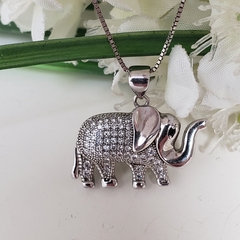 Colar em Ródio Branco com pingente elefante cravejado com zircônias cristais.