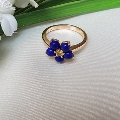 Anel dourado flor em resina na cor lápis-lázuli e zircônia amarela. - comprar online