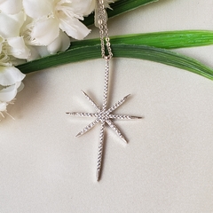 Colar com pingente estrela cravejado de zircônias cristais banho de ródio branco - comprar online