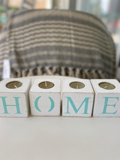 Cubo de madera blancos con vela