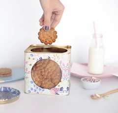 Latas de galletas blanca