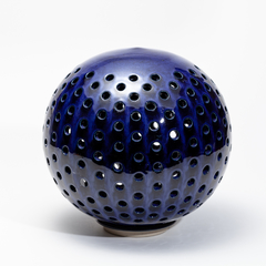 Luminária com furos para vela em cerâmica de alta temperatura cor azul royal ou marinho com suporte avulso para vela