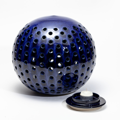 Luminária com furos para vela em cerâmica de alta temperatura cor azul royal ou marinho com suporte avulso para vela - comprar online
