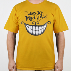 Camiseta We're All Mad Here Mostarda