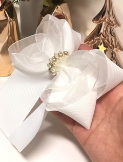 Laço Organza com pontas, chuva de pérolas e strass