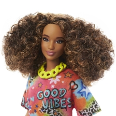 Muneca Barbie fashionista pelo con rulos mattel