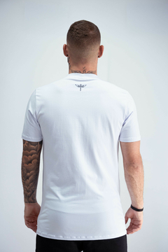 Camiseta Slim Branca escrita no peito - loja online