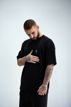 Camiseta Oversized Preta Cruz - comprar online