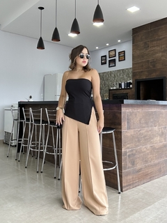 Calça wide leg alfaiataria bege