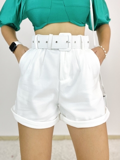 Shorts alfaiataria com cinto branco