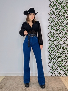 Calça flare jeans escura na internet