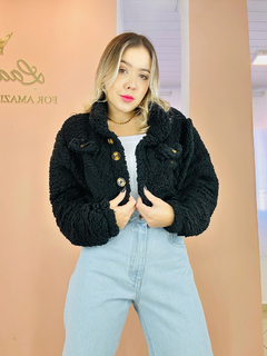 Casaco cropped teddy preto