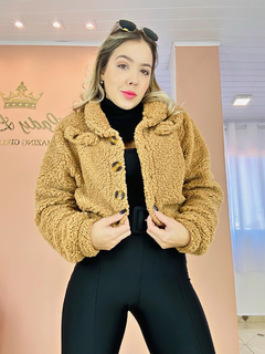 Casaco cropped teddy caramelo