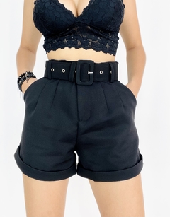 Shorts alfaiataria com cinto preto