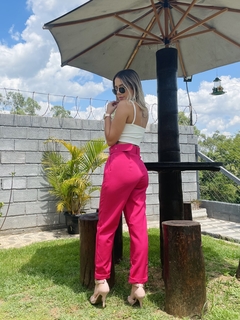 Calça alfaiataria com cinto pink na internet