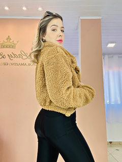 Casaco cropped teddy caramelo - comprar online