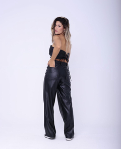 Calça wide leg couro eco com bolsos