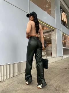 Calça wide leg couro eco com bolsos na internet