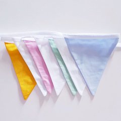Bandeirinhas de tecido amarelo branco rosa verde azul