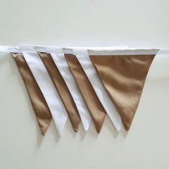 Bandeirinhas de tecido bege escuro e branco