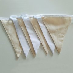 Bandeirinhas de tecido cru e branco
