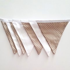 Bandeirinhas de tecido bege poá e branco liso