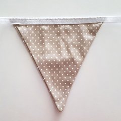 Bandeirinhas de tecido bege poá e branco liso - comprar online