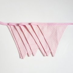 Bandeirinhas de tecido rosa com poá pequeno branco