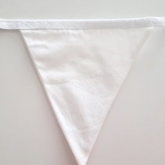 Bandeirinhas de tecido bege poá e branco liso na internet