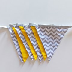 Bandeirinhas de tecido chevron cinza/branco + amarelo