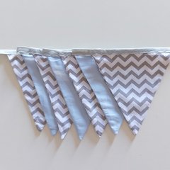 Bandeirinhas de tecido chevron cinza/branco + azul bb lisa