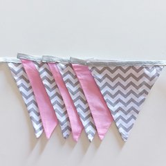 Bandeirinhas de tecido chevron cinza/branco + rosa lisa