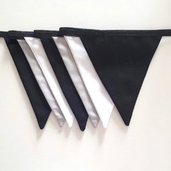 Bandeirinhas de tecido preto, cinza e branco