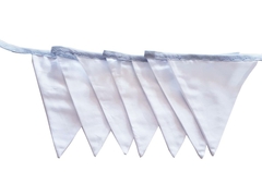 Varal de Bandeirolas em tecido branco e fio cinza