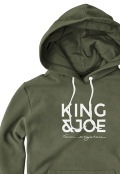 Moletom King&Joe Play Bolso Canguru Verde Militar - comprar online
