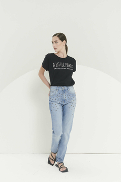 PANTALON MOM CON TACHITAS Y STRASS LAVADO