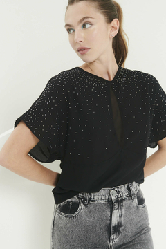 BLUSA DE CREPE CON MICROTUL Y STRASS