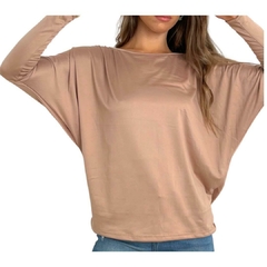 Remera viscosa cuello bote y manga murciélago