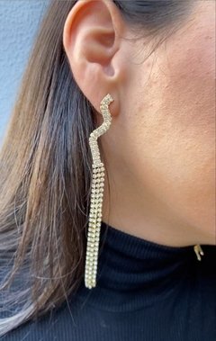 Brinco de franja cravejado com strass design zig zag folheado em ouro 18k - loja online