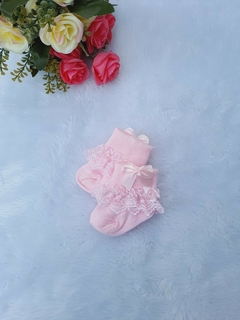 Meia de bebê com renda e laço rosa - Ateliê Vivi Delfino 