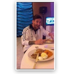 /STICKER_FUTBOL: Messi_comiendo