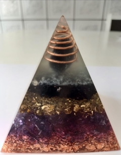 Orgonite Pirâmide 15cm x 15cm - Luz do Oriente Radiestesia e Esoterismo
