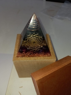 Orgonite Pirâmide personalizada 10cm - Luz do Oriente Radiestesia e Esoterismo