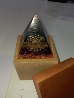 Orgonite Pirâmide 15cm x 15cm - Luz do Oriente Radiestesia e Esoterismo