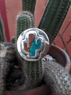 Anillo circular con cactus en relieve en internet