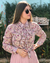 CAMISA MANGA LONGA CREPE FLORAL ROSA BABADO GOLA BOTÃO PÉROLA